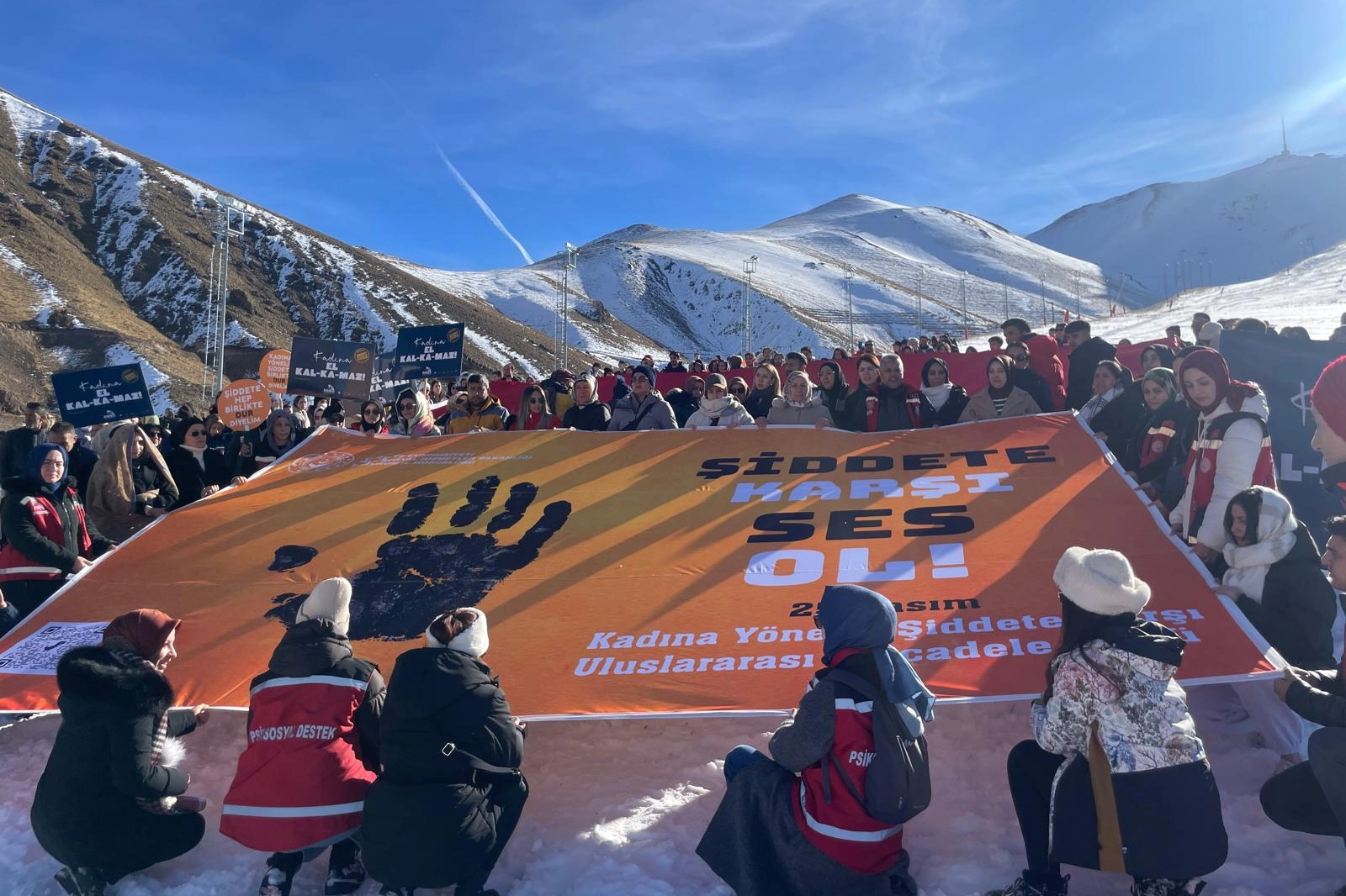 Palandöken’de 'Şiddete Karşı Tek Yürek'... Kadınlar ön saflarda yürüdü 