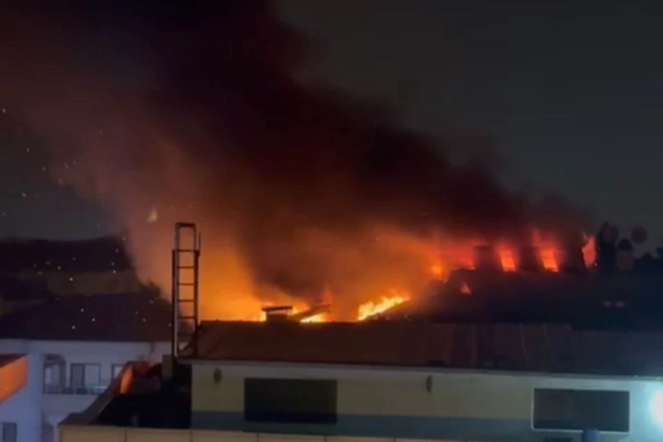 Düzce'de çatı katı yangını panikletti! 