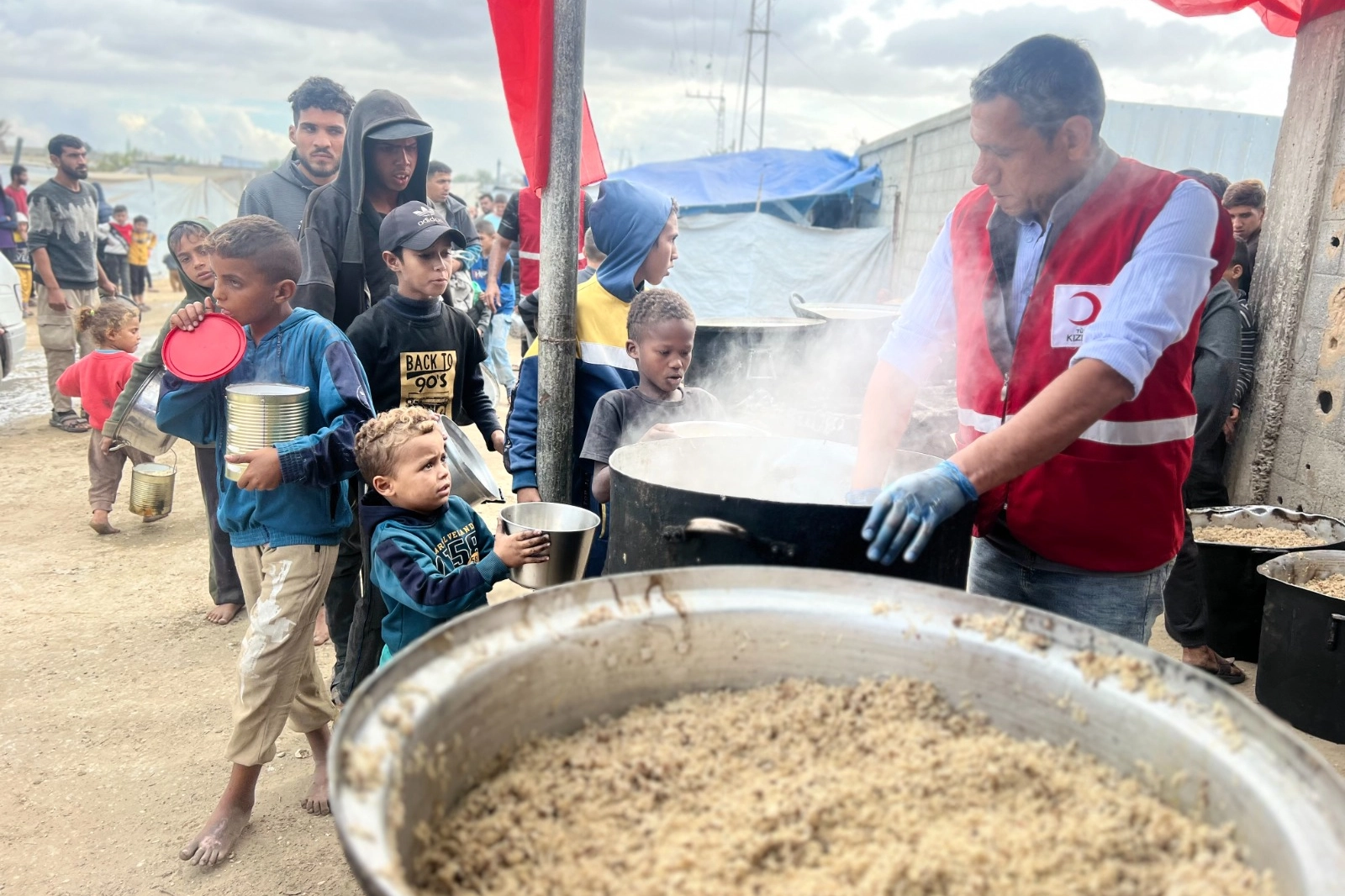 İyilik gemisi yardımları Gazze'de... Sıcak yemekler günlük 35 bine yükseldi 