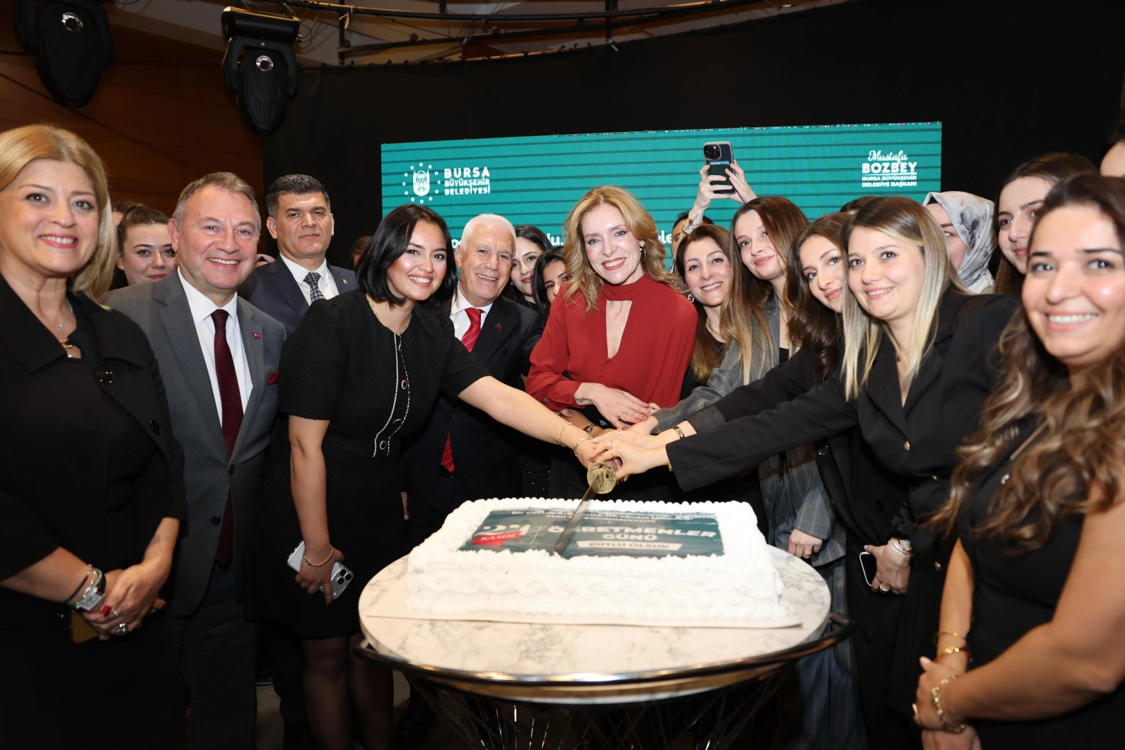 Bursa'da Büyükşehirli öğretmenler özel gecede buluştu 