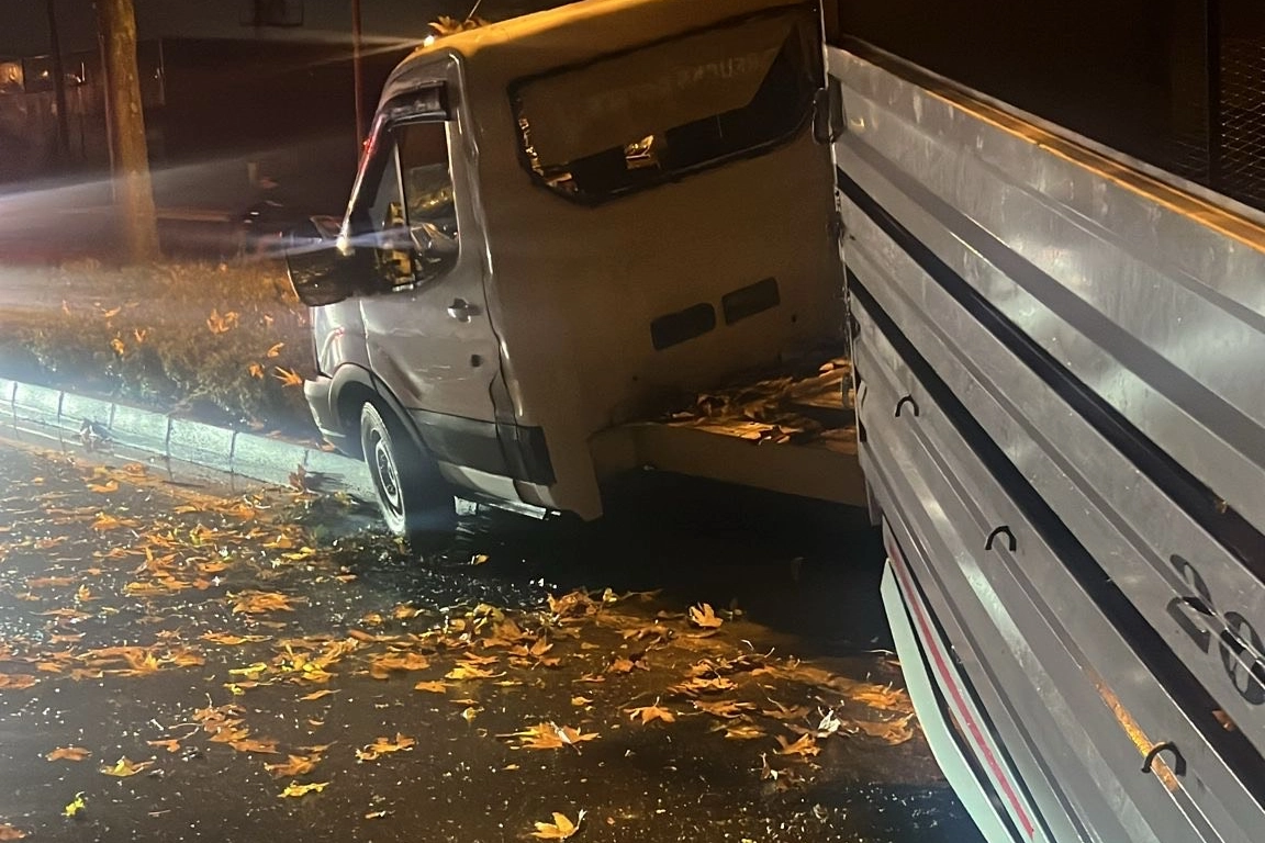 Düzce Konuralp’te lastiği patlayan kamyonet refüje çarptı 