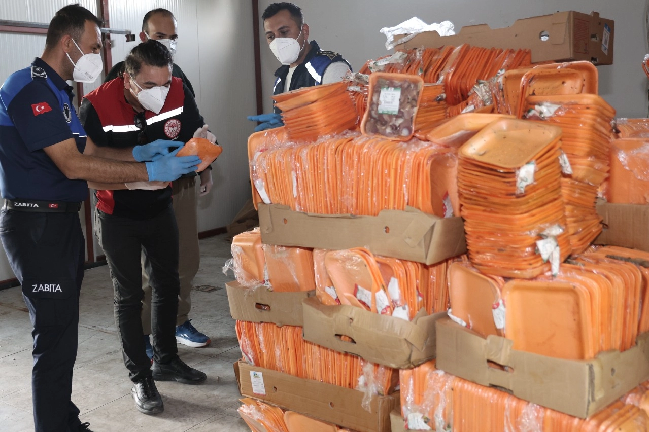 Antalya'da 25 ton tarihi geçmiş tavuk imha edildi 