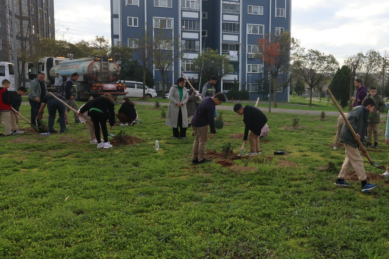 Kocaeli'de Çayırovalı öğrenciler, fidanları toprakla buluşturdu 