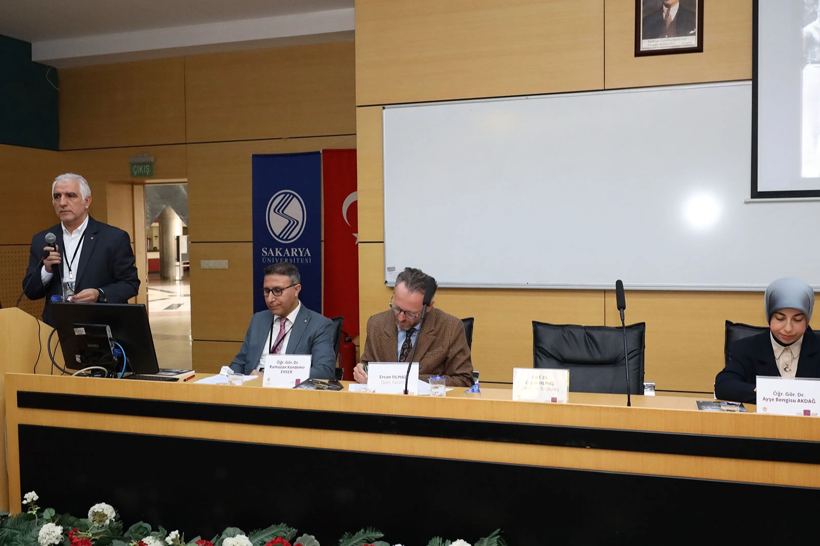 ‘Bir Şehir İki Çınar’ sempozyumunun ilk oturumu Faik Baysal oldu 