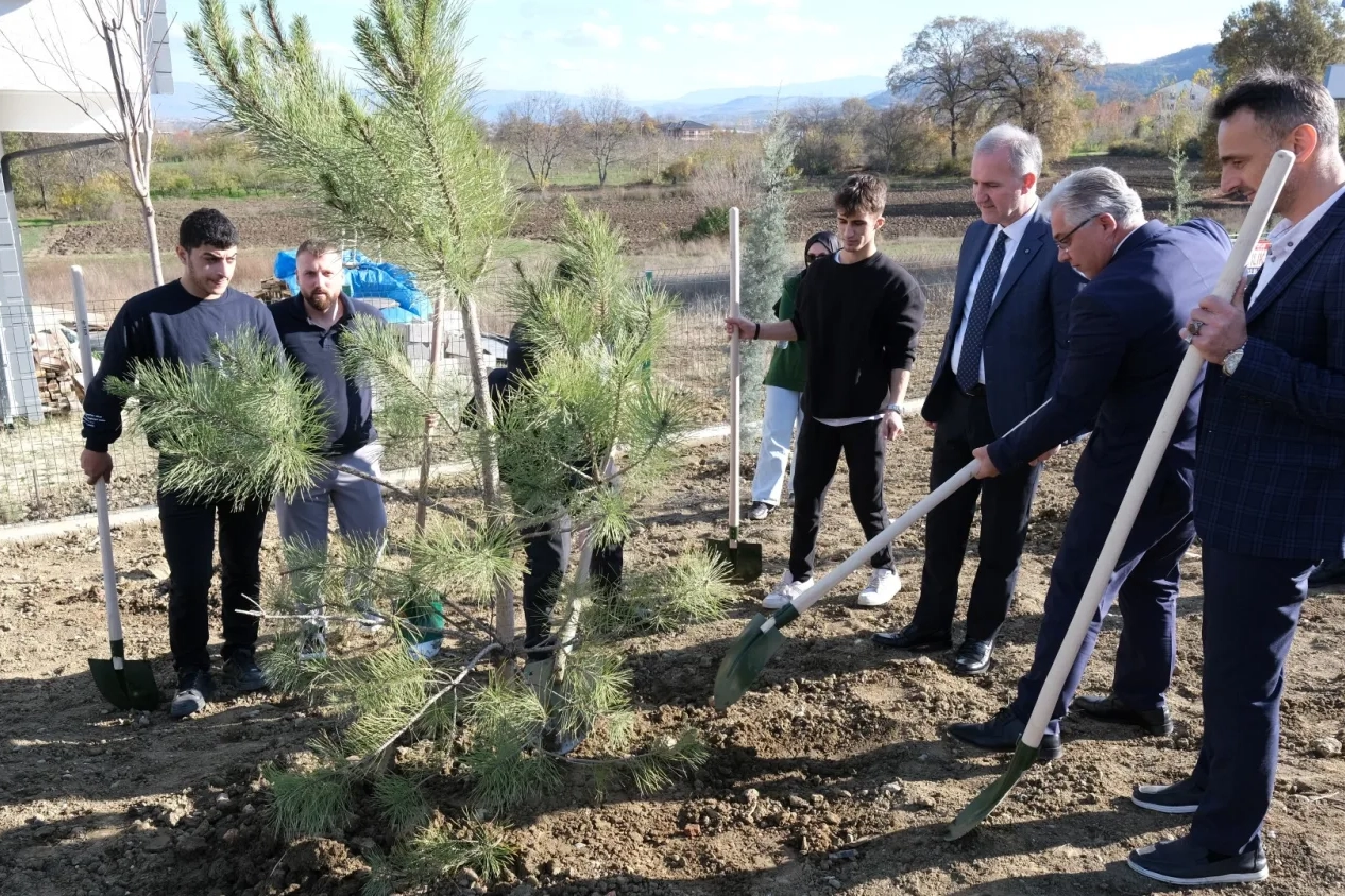 Bursa İnegöllü gençler 32 fidanı toprakla buluşturdu 