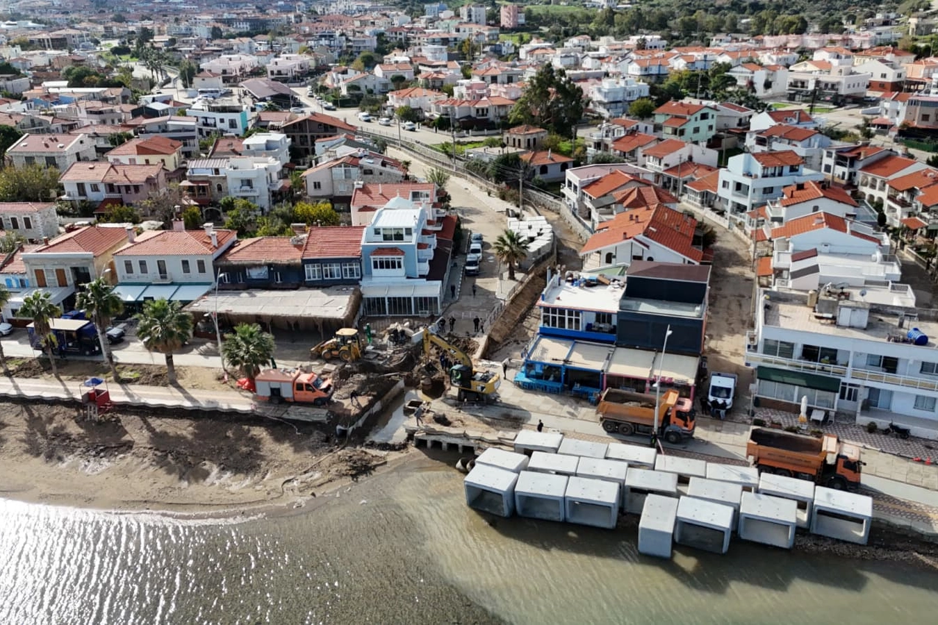 Foça'da dere yatağına yapılan kanal taşkını önledi 