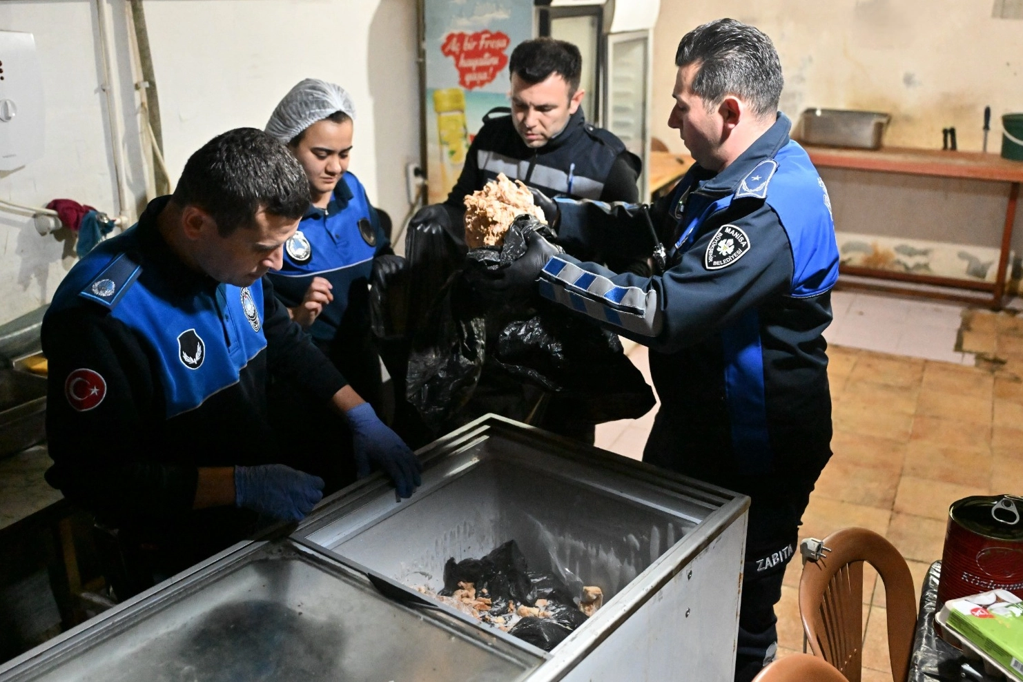 Manisa'da 150 kilo pişmiş tavuk eti ele geçirildi! İşletme mühürlendi 