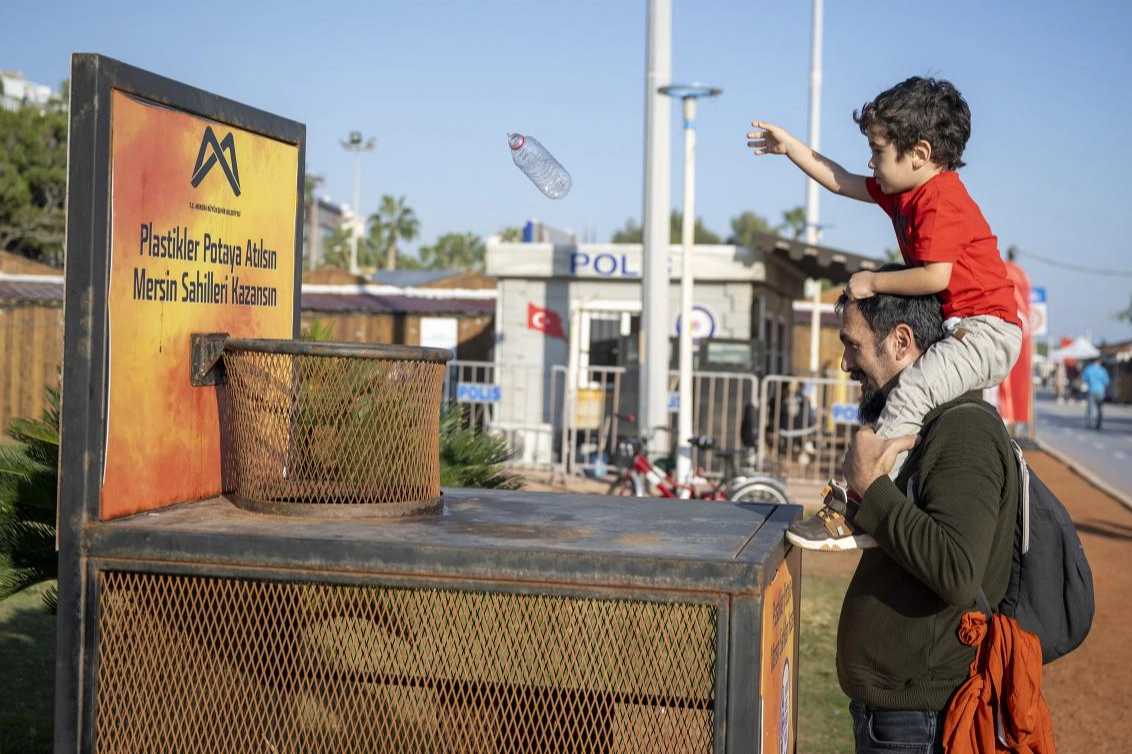 Mersin sahillerinde 93 bin 500 pet şişe potaya girdi Mersin sahillerinde 93 bin 500 pet şişe potaya girdi