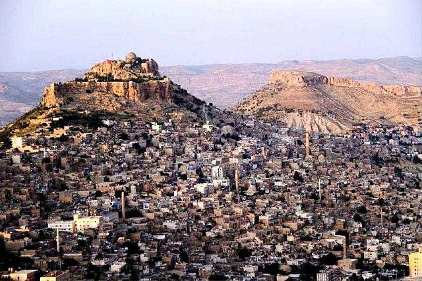 Mardin 1. Cadde'de tarihi dokuya aykırı unsurlar kaldırılıyor 