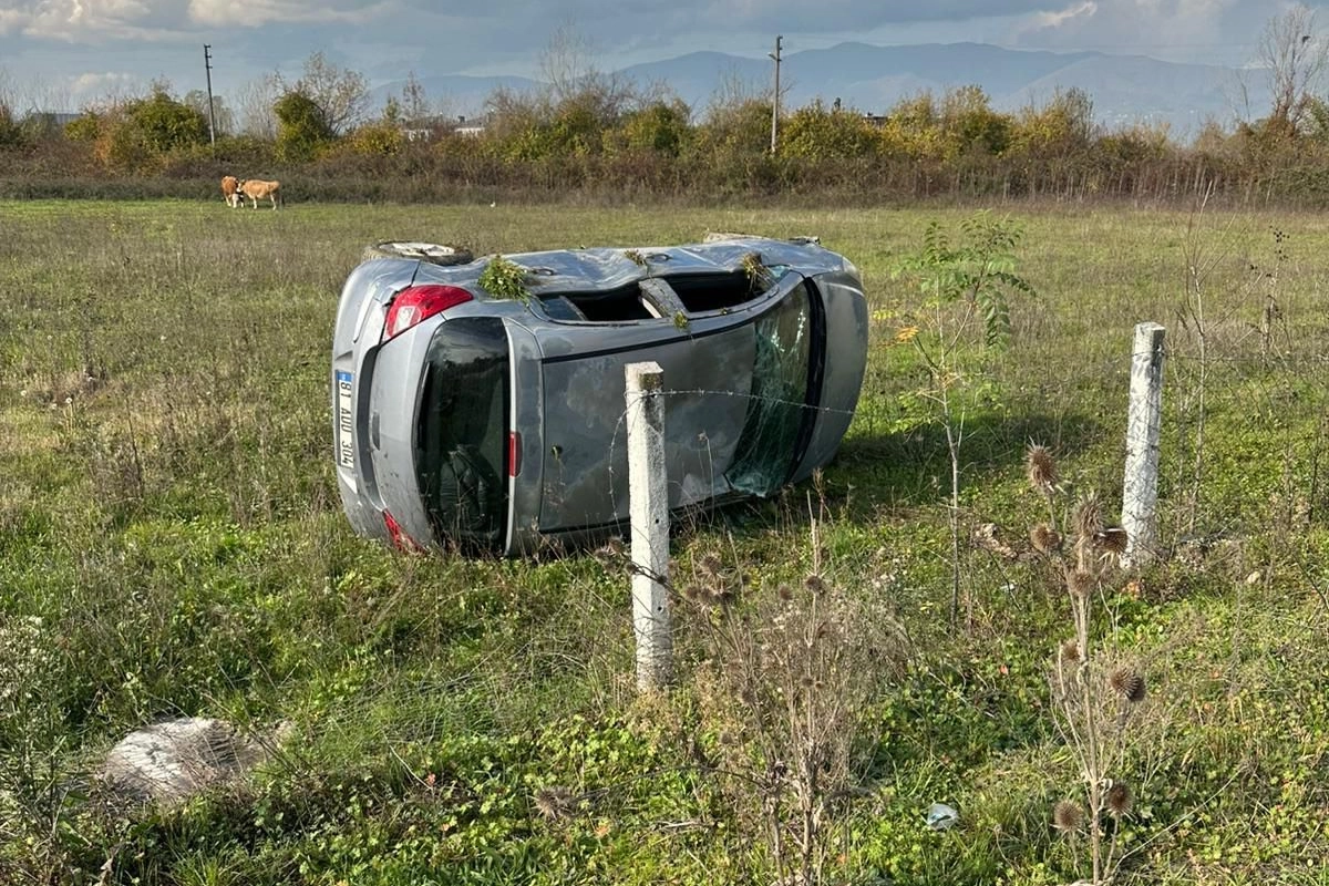 Düzce’de şarampole devrilen otomobilde sürücü yaralandı 