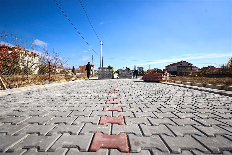 Denizli Büyükşehir’den Çivril’e 100 bin metrekarelik kilit parke yatırımı 