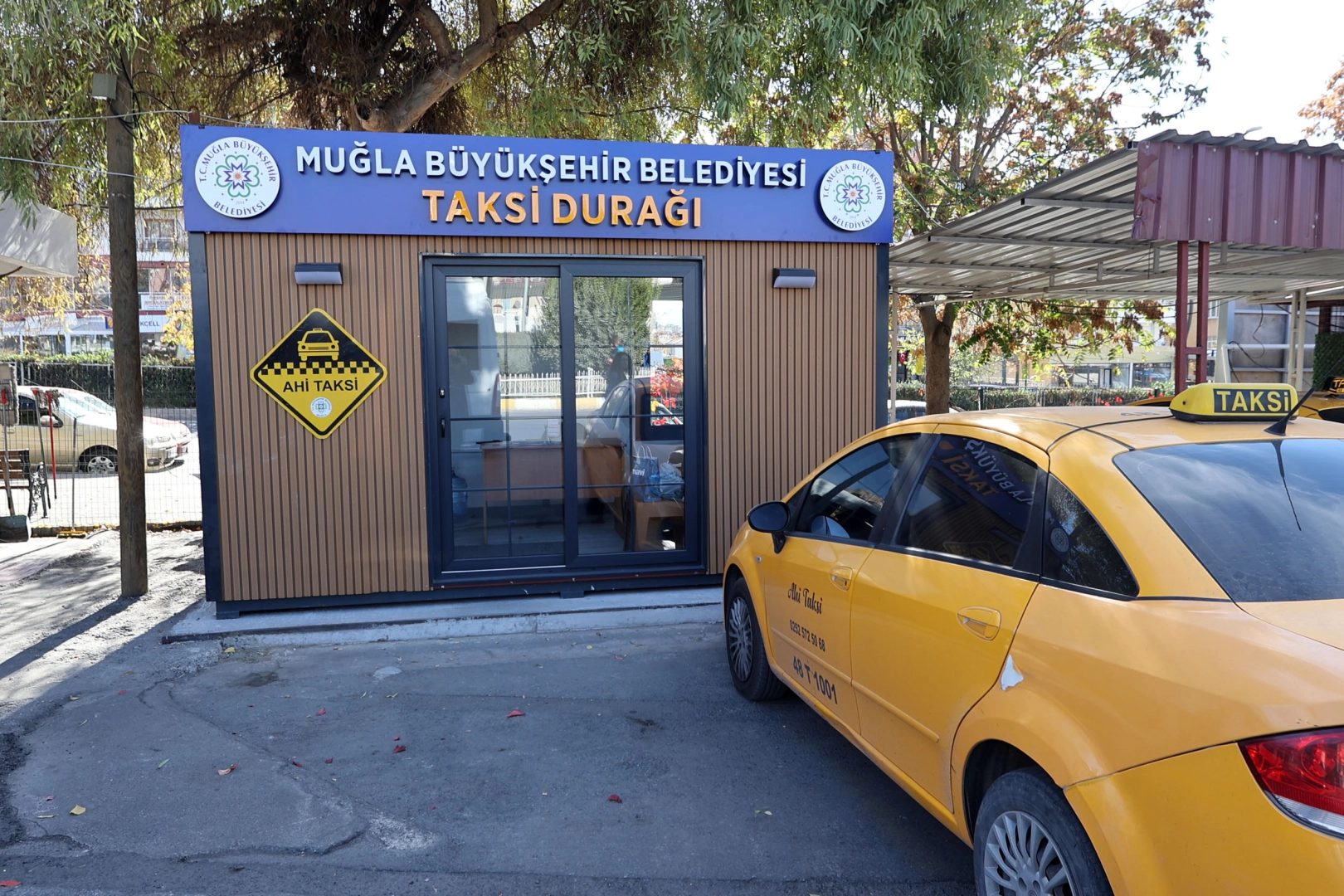 Muğla Büyükşehir’den yerli üretim taksi durakları 