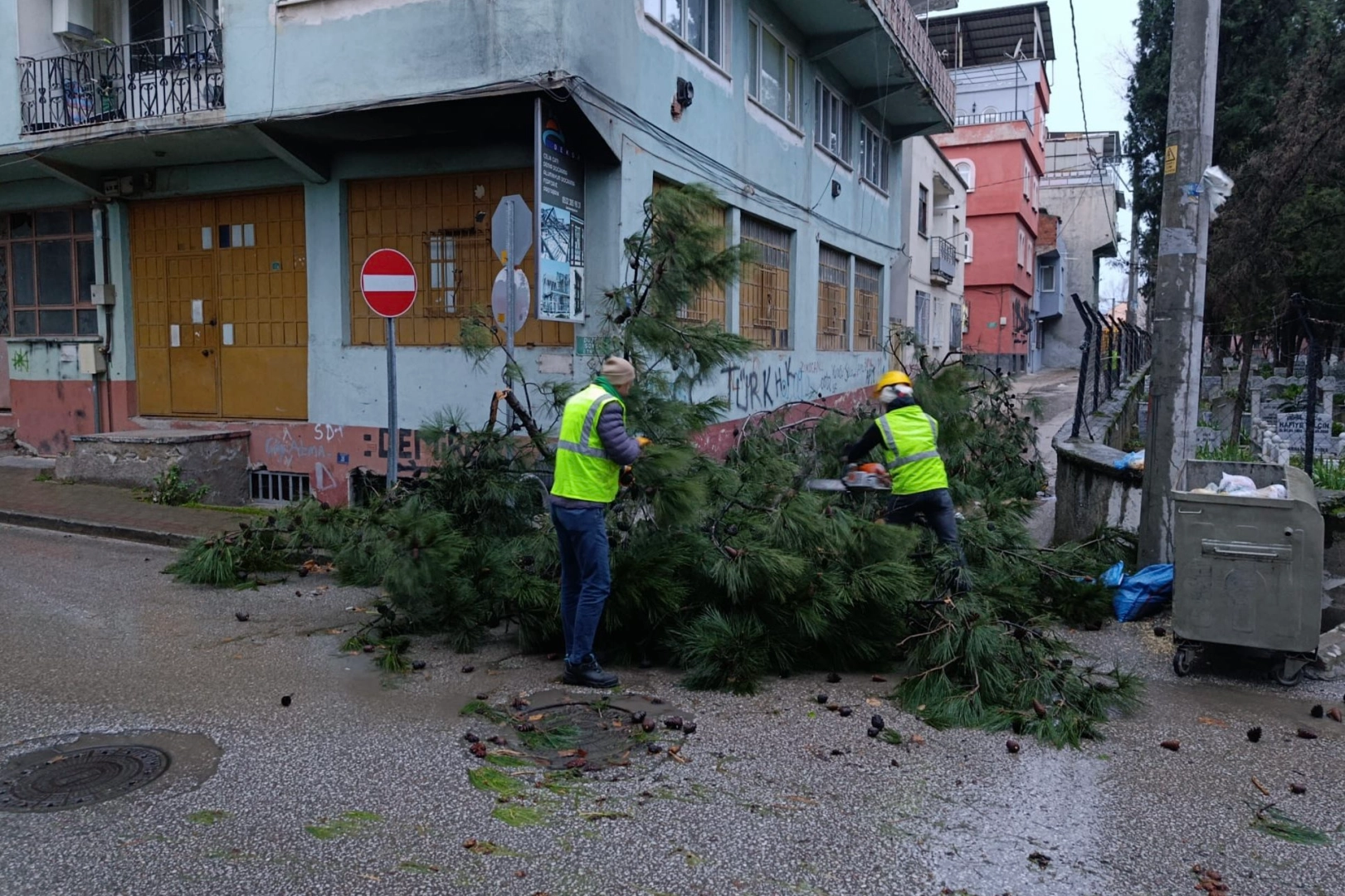 Bursa'da kuvvetli lodos alarmı! 42 ihbara anında müdahale 
