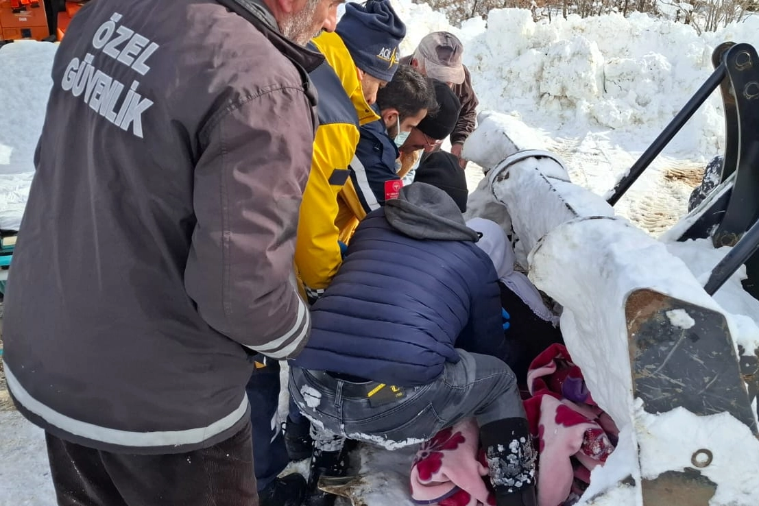 Malatya'da karda mahsur kalan araç ve vatandaşlar kurtarıldı 