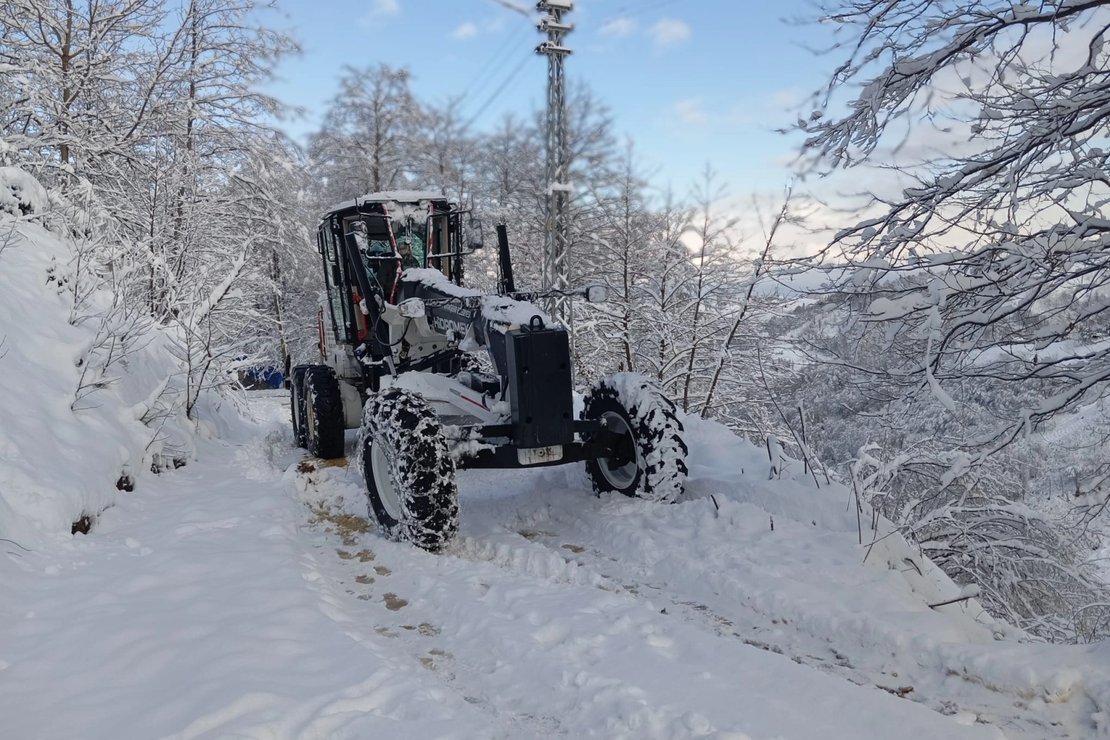 Trabzon Büyükşehir ekipleri karla mücadeleyi sürdürüyor 