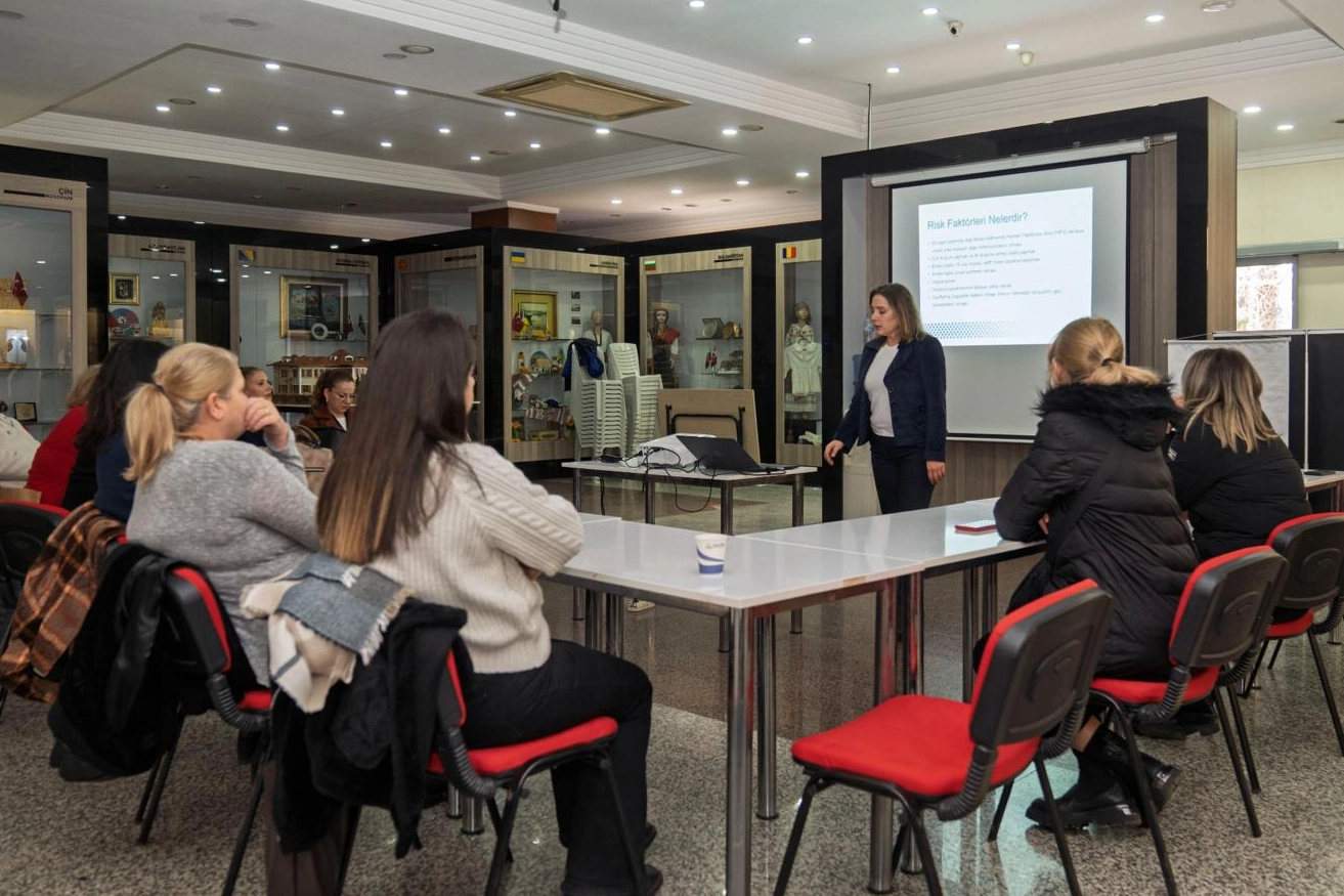 İzmirli yurttaşlar, rahim ağzı kanserine karşı bilinçleniyor 