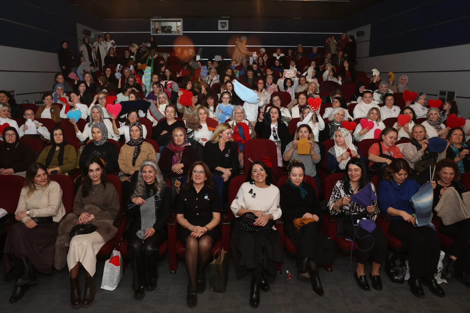 Nilüfer’de kadınlar iyilik için ilmek attılar 