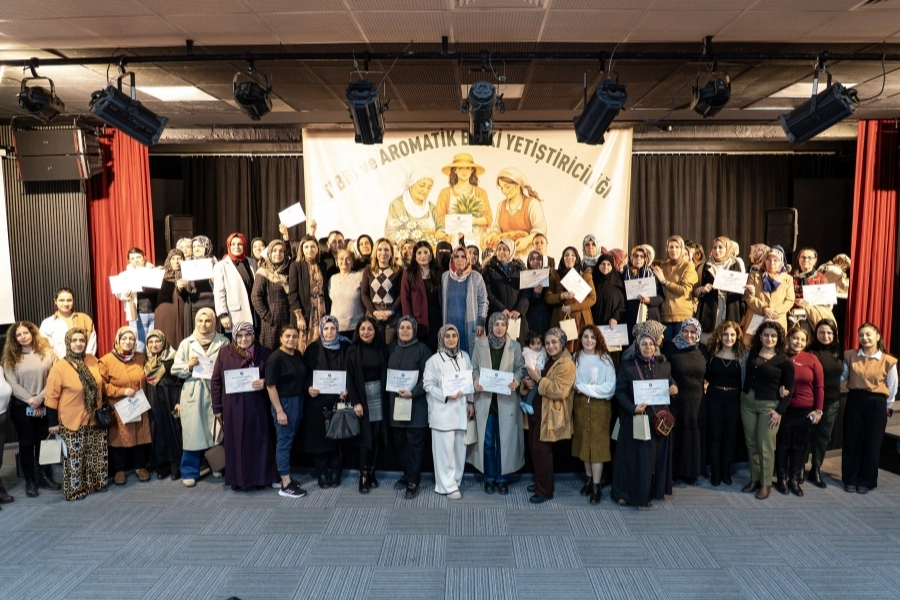 Diyarbakır'da Tıbbi Aromatik Bitki Atölyesi kursiyerlerine sertifika 