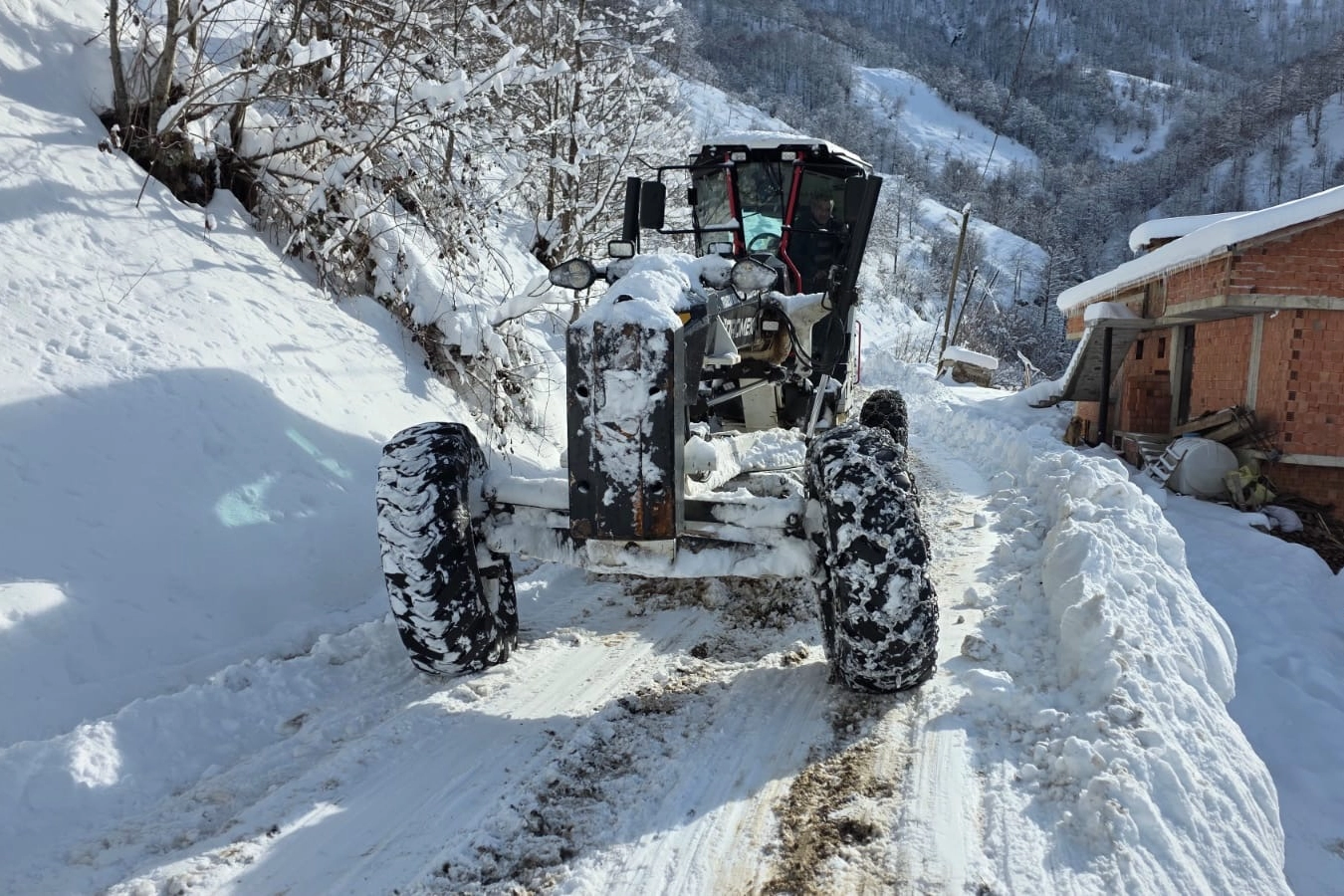 Trabzon’da karla mücadele aralıksız sürüyor 