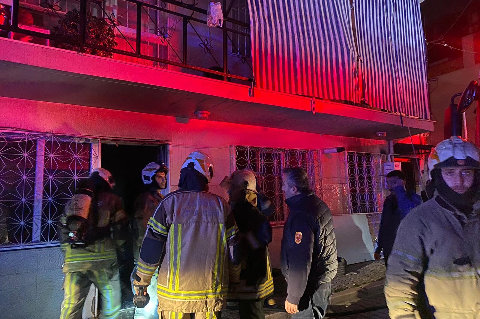 İzmir Buca'da ev yangını: 1 ölü!