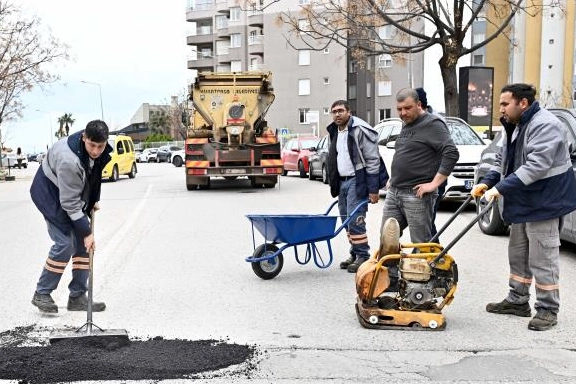 Antalya Muratpaşa’da yollar onarılıyor 