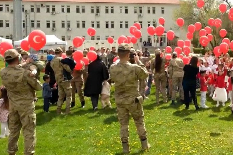 Jandarma'dan öğrencilere 23 Nisan sürprizi 
