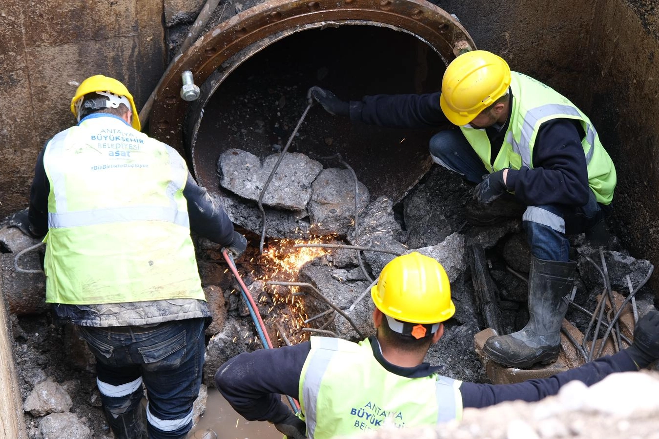 Antalya’da 35 yıllık ana hat vana yenilendi 