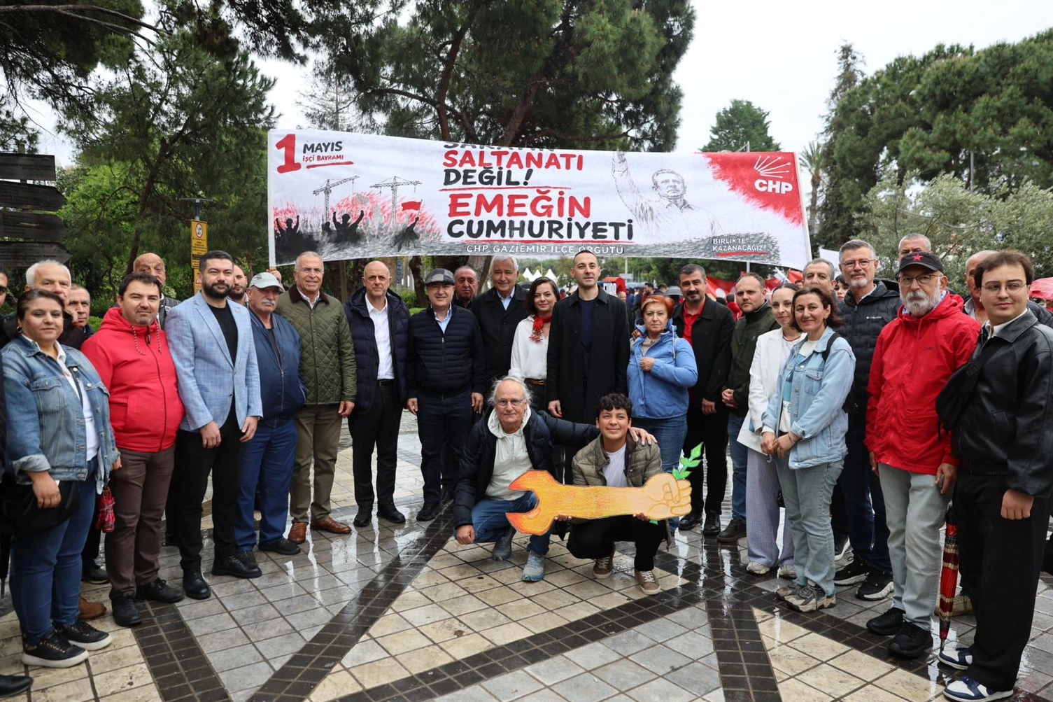 İzmir'de binlerce emekçi 1 Mayıs'ı kutladı 