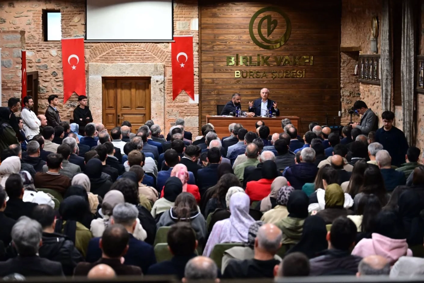 Efkan Ala Birlik Vakfı’nda gençlerle buluştu 