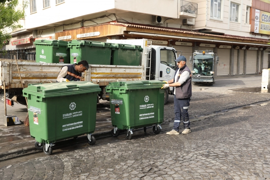 Diyarbakır'da yeni nesil çöp konteynerleri alanlarda 