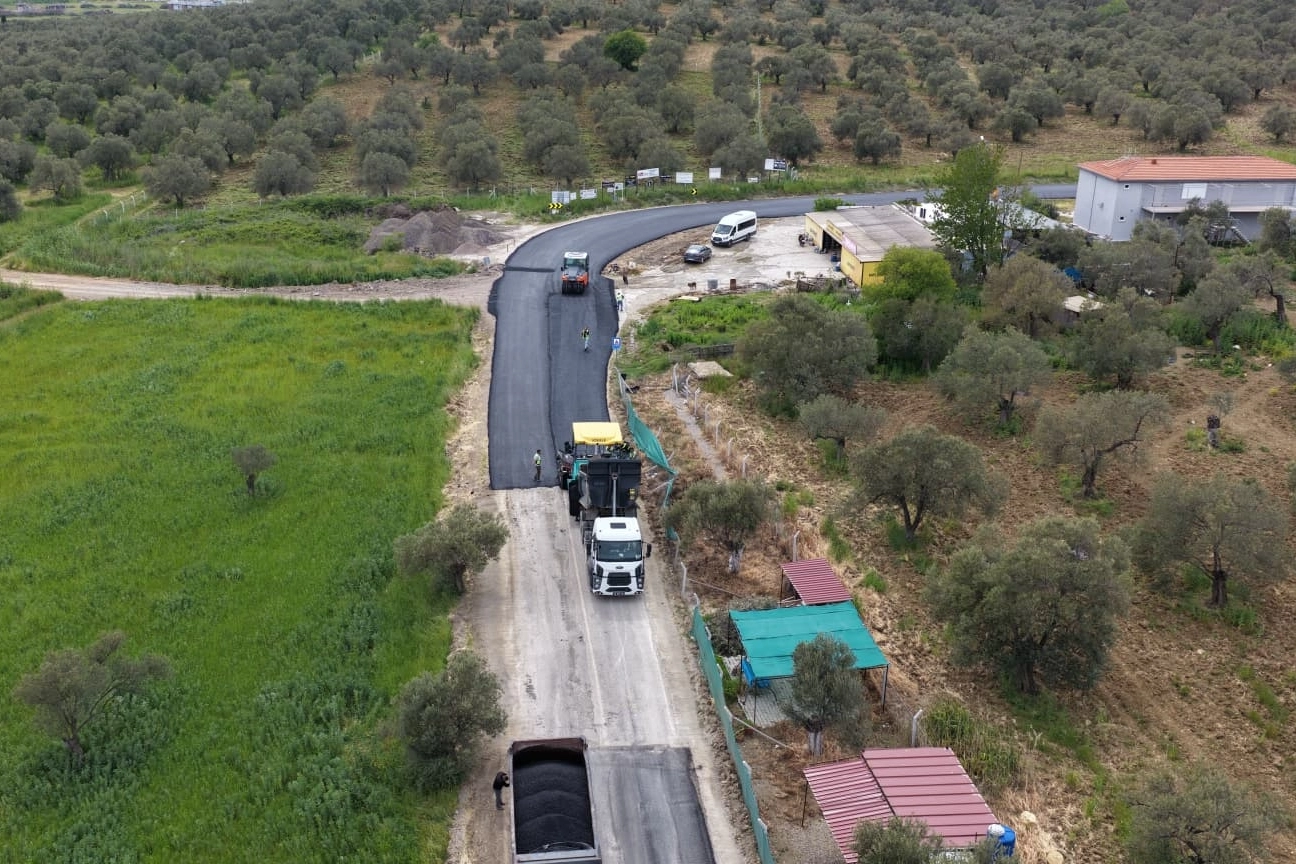 Balıkesir'de yol çalışmalarına devam ediyor 