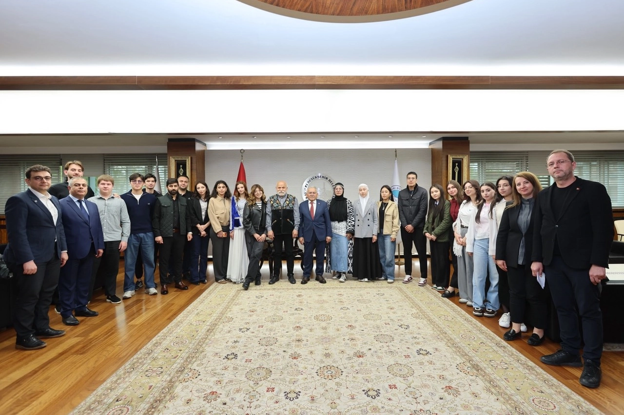 Kayseri'deki Türk Dünyası gençlerinden Başkan Büyükkılıç'a ziyaret 