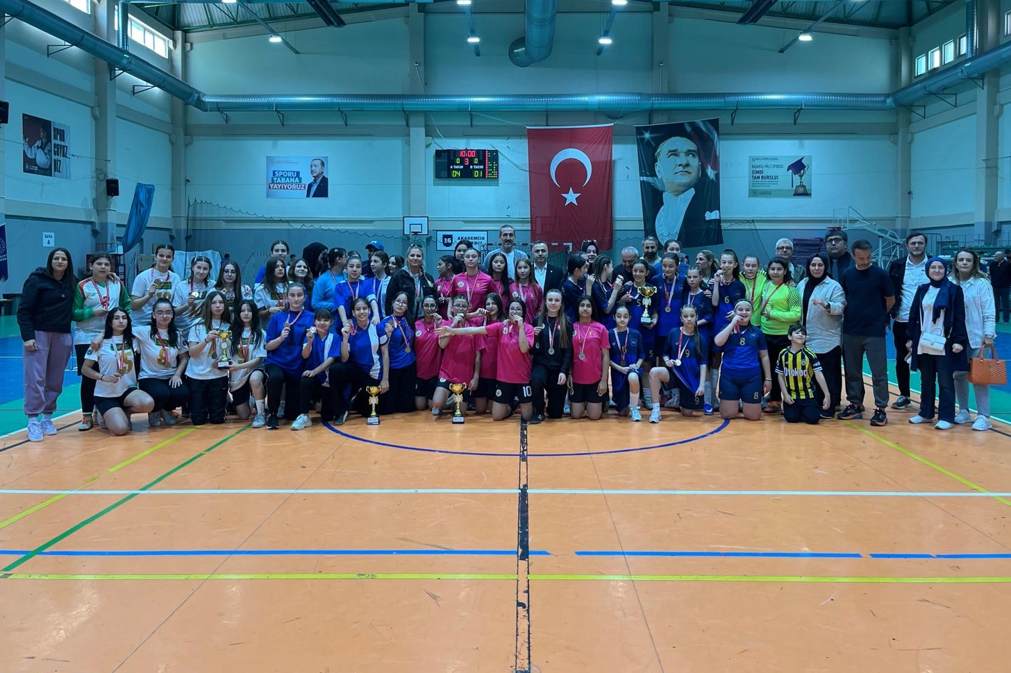 Futsal'da şampiyon Elmasbahçeler Salih Şeremet Ortaokulu 