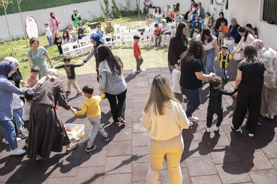 Mersin’de oyun ve sevgi buluşması 