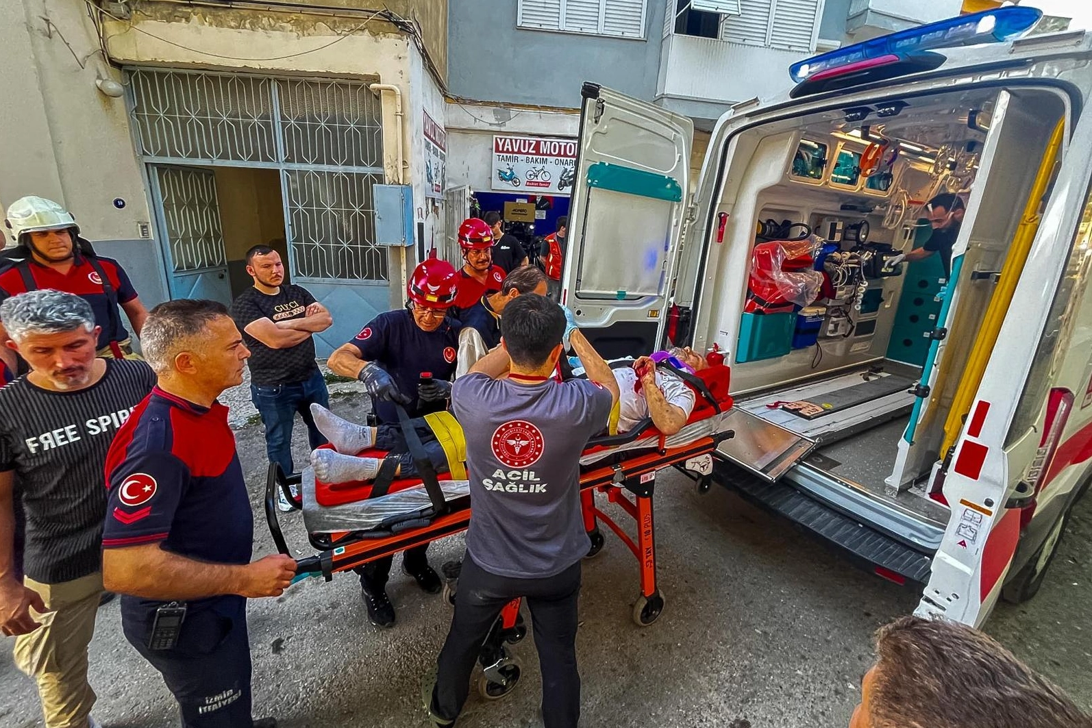 İzmir'de apartman boşluğuna düşen vatandaşı itfaiye kurtardı
