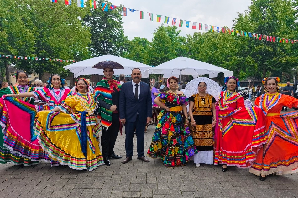 Almanya Dinslaken'de binlerce kişi geleneksel kutlamada buluştu 