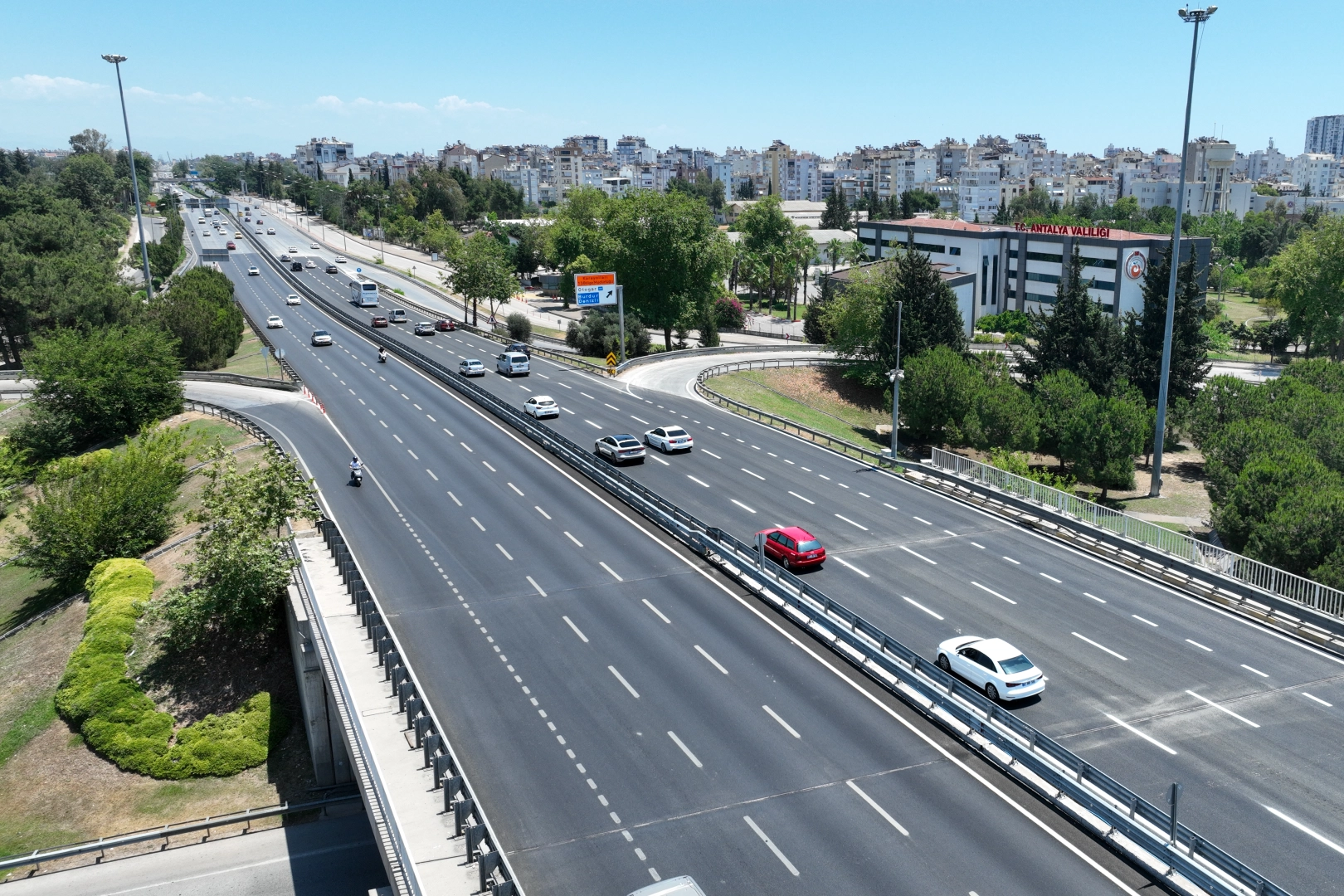Antalya’da kavşak girişi üç şeride çıkarılarak genişletildi 