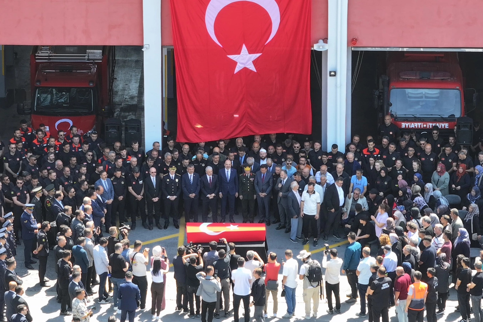 Şehit itfaiye eri Mehmet Tekeli son yolculuğuna uğurlandı 