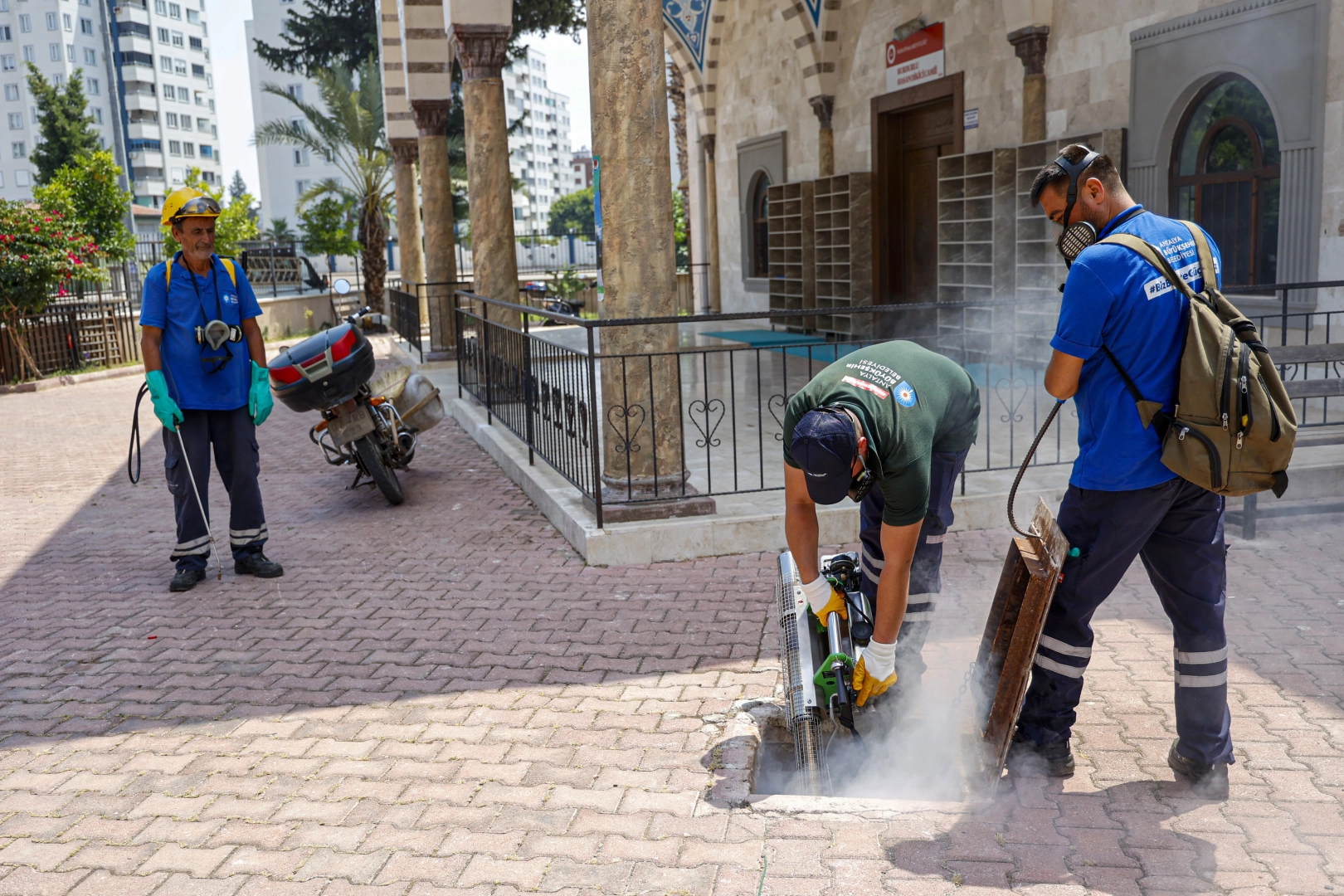 Antalya'da toplu kullanım alanlarına ilaçlama çalışması 