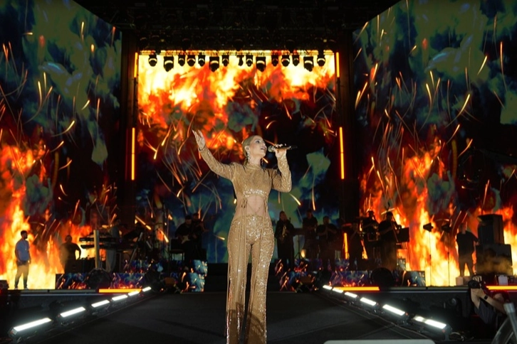 Derya Uluğ'dan Bursa'da keyif dolu konser 