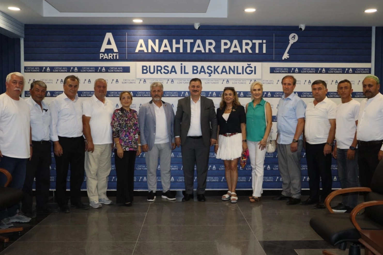 Bursa Muhtarlar Derneği'nden Anahtar Parti Bursa'ya ziyaret 