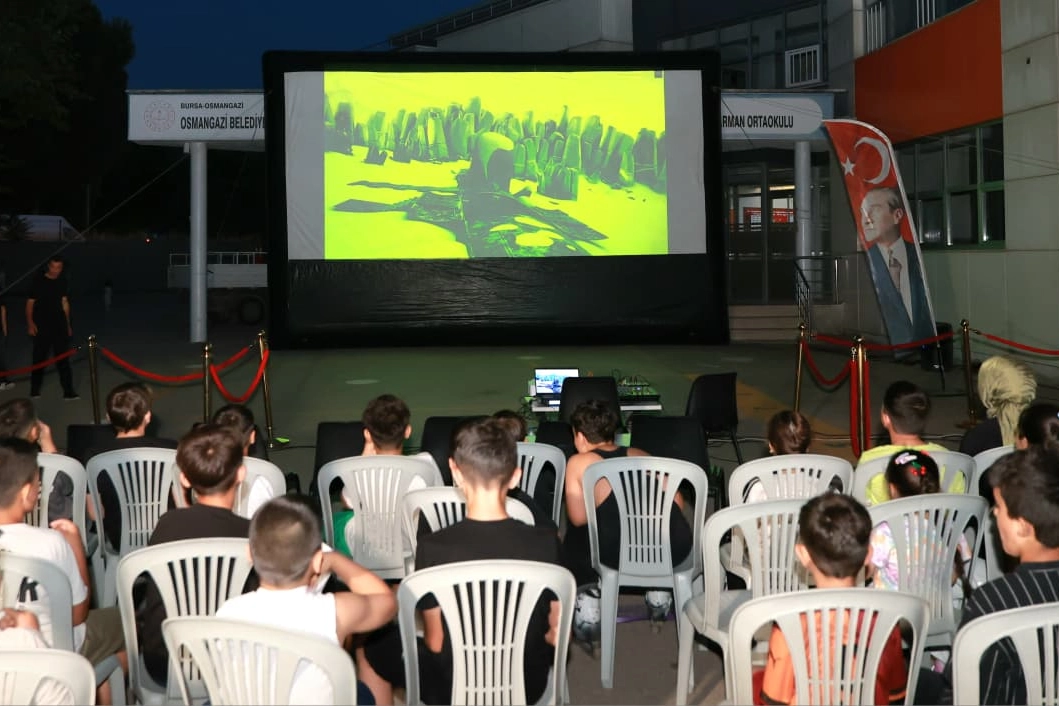 Osmangazi Belediyesi çocuklara yazlık sinema keyfi yaşatıyor 