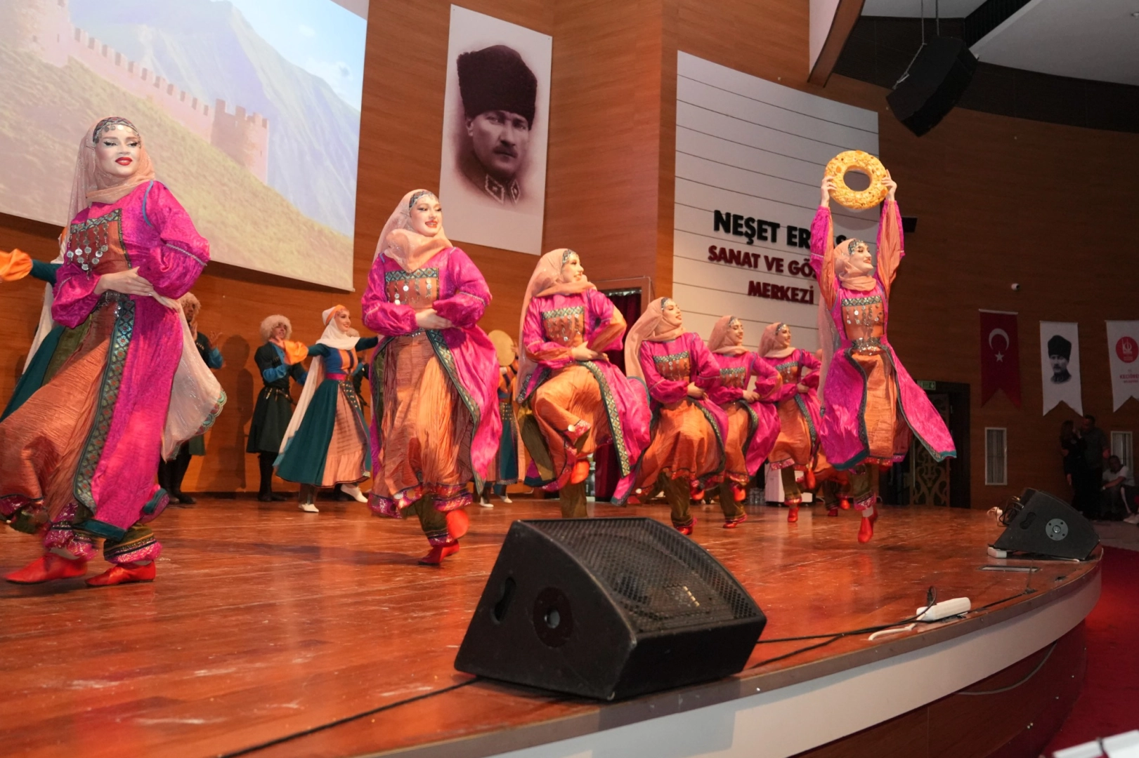 Kuzey Kafkasya Kültür ve Sanat Festivali’nde renkli görüntüler 