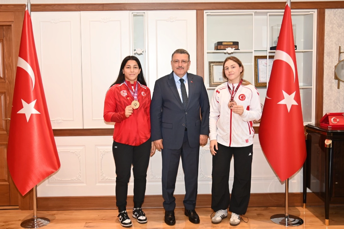 Şampiyon sporculara Başkan Genç'ten övgü 