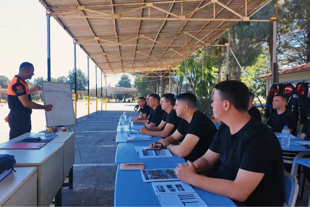 Bursa'da Jandarma personeline ileri motosiklet sürüş eğitimi tamamlandı