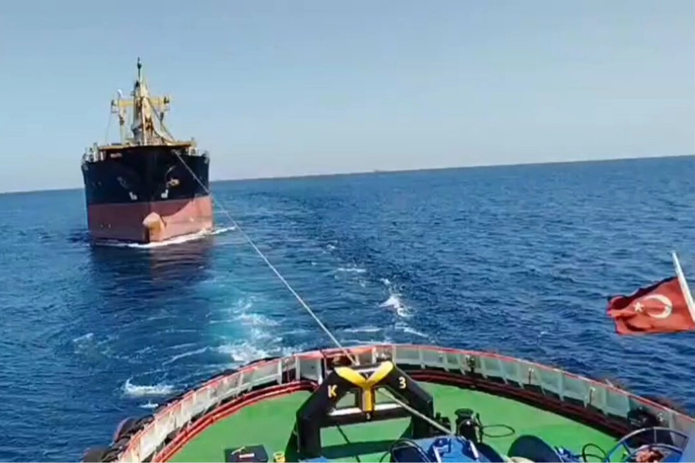 İstanbul Boğazı girişinde arızalanan kuru yük gemisi güvenli bölgeye çekildi 