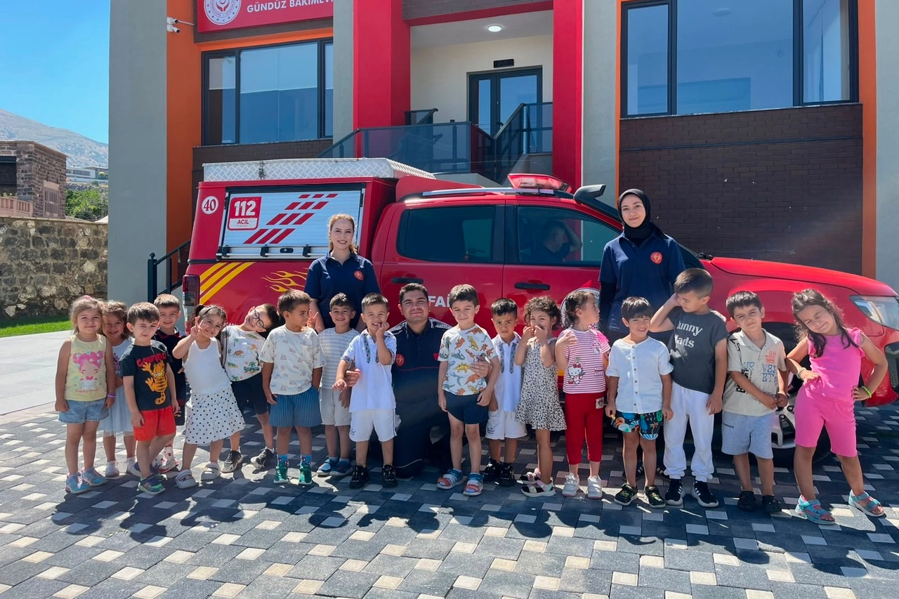 Kayseri İtfaiyesi'nden miniklere yangın eğitimi 