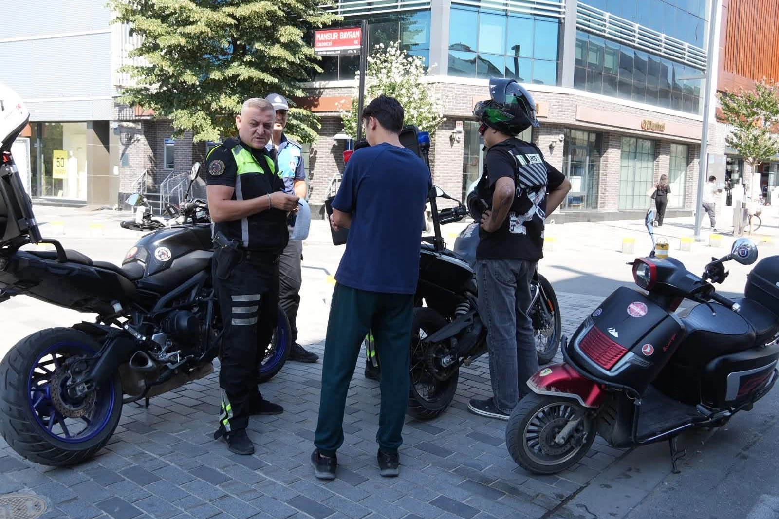 Düzce'de yaya yollarında motorlu araç denetimi 