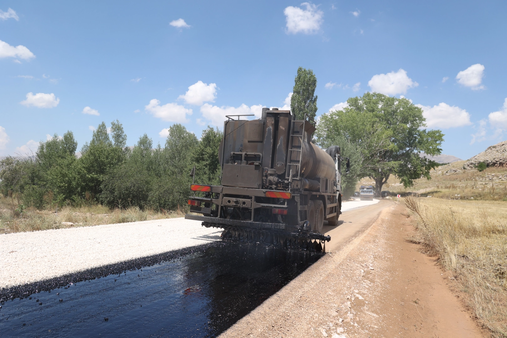 Antalya Korkuteli’de 3 kilometrelik sathi asfalt yol çalışması yapıldı 