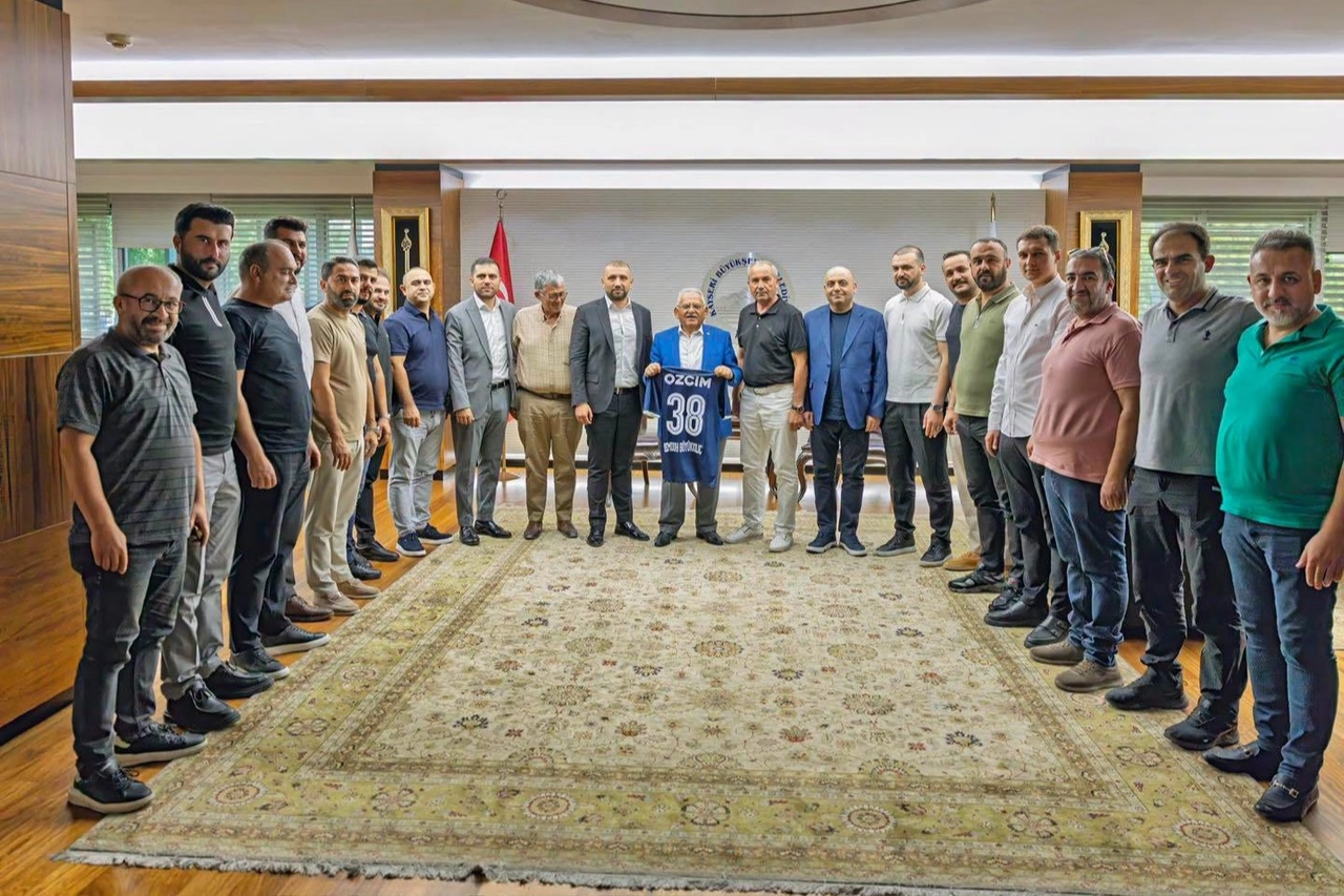Erciyes 38 FK'dan Başkan Memduh Büyükkılıç'a ziyaret Erciyes 38 FK'dan Başkan Memduh Büyükkılıç'a ziyaret